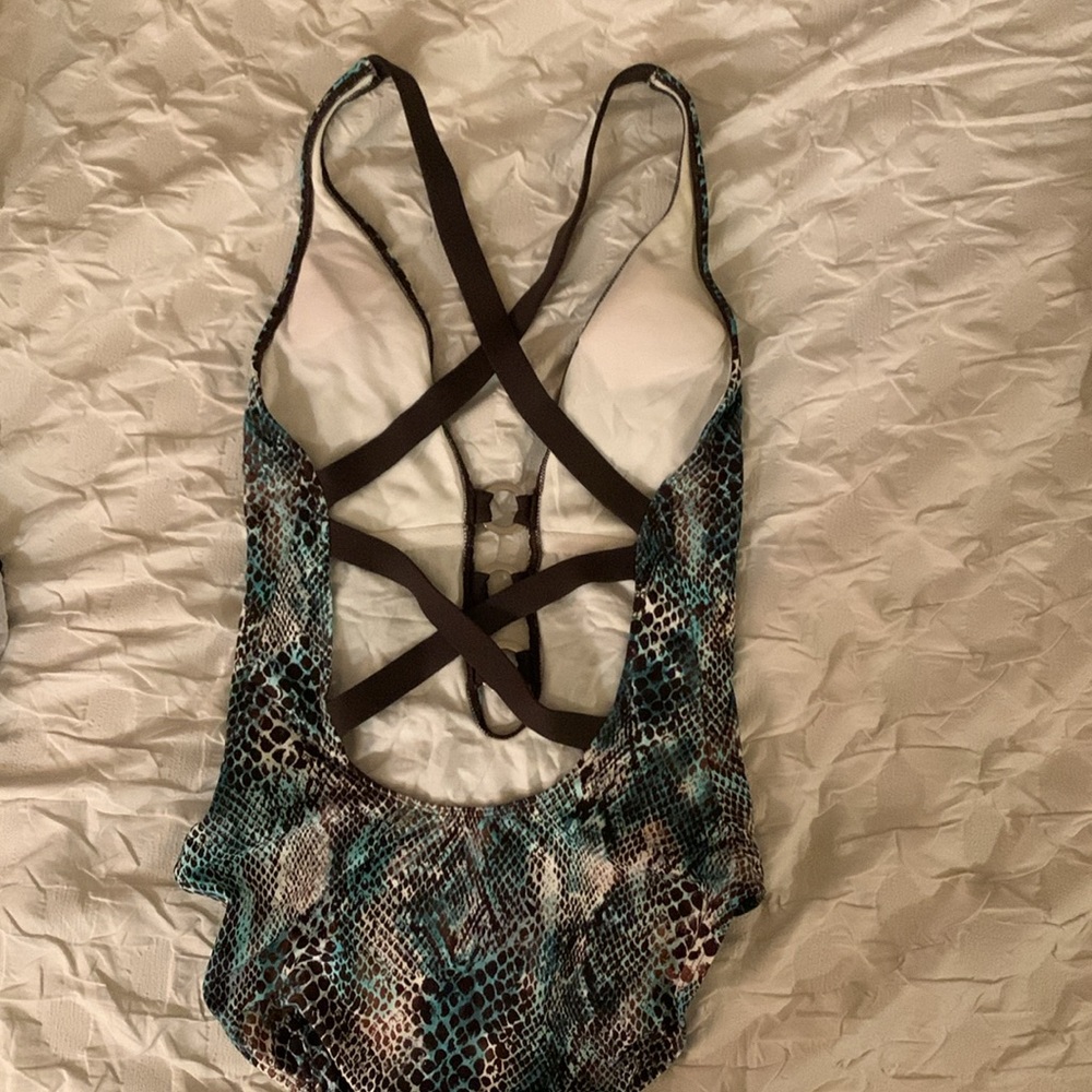 🎉2X HOST PICK🎉 La Blanca Snakeprint 3-Ring Detail One Piece Swimsuit - Picture 5 of 6